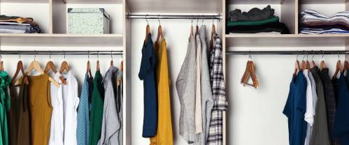 Désencombrer votre dressing : la clé pour une garde-robe simplifiée